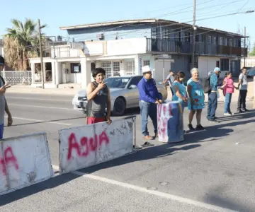 Habitantes de la Primero Hermosillo cierran Solidaridad y Juan R Galaz