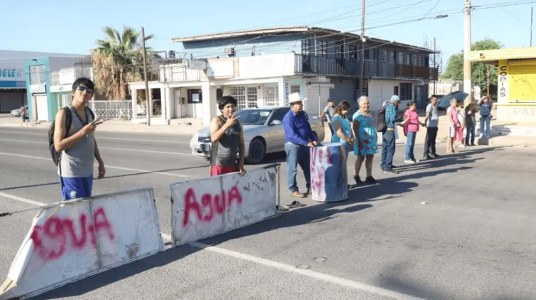 Habitantes de la Primero Hermosillo se manifiestan y cierran el Solidaridad y Juan R Galaz