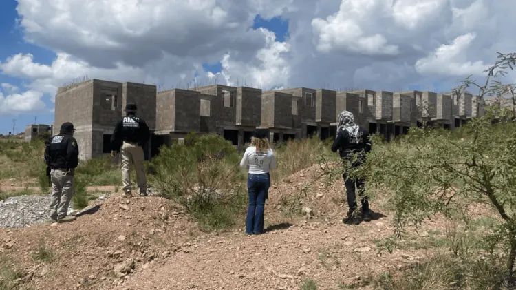 Madres Buscadoras Nogales regresan con elementos de la AMIC a colonia Colosio para buscar más restos
