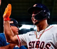 Ramón Urías deja tendido a su exquipo en el Daikin Park