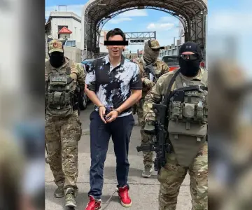 Embajador de EU comparte foto de la entrega de Chávez Jr. a México