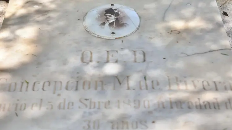 La tumba de Concepción M. de Rivera en Hermosillo. (Foto: Jesús Ballesteros / EXPRESO)