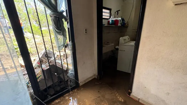 Vecino de San Lorenzo pierde tautos en inundación de Hermosillo. (Foto: Jesús Ballesteros / EXPRESO)