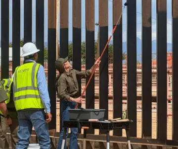 Kristi Noem pinta de negro el muro fronterizo para evitar cruce de migrantes