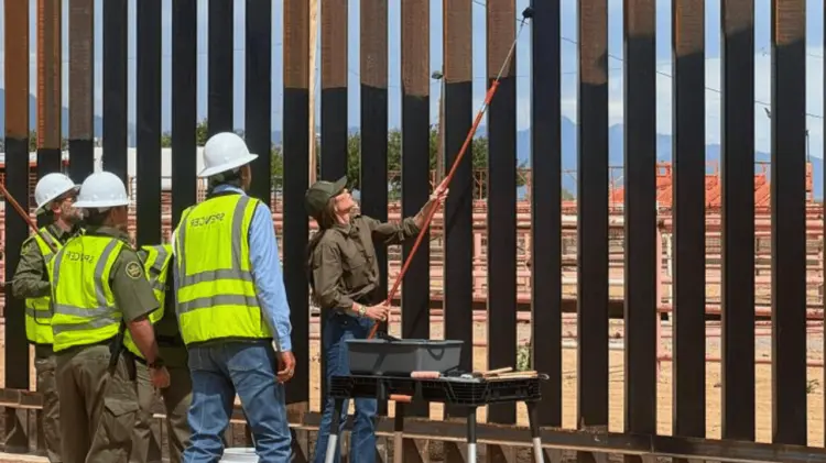 Noem anunció que el muro con México será pintado de negro por orden del presidente. (Cortesía)