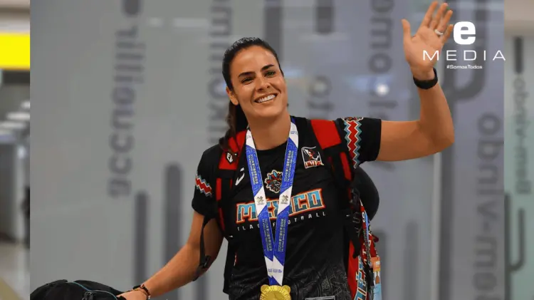 Ana Consuelo Aguayo en el Aeropuerto Internacional de Hermosillo. (Foto: Cristian Ruiz/EXPRESO)