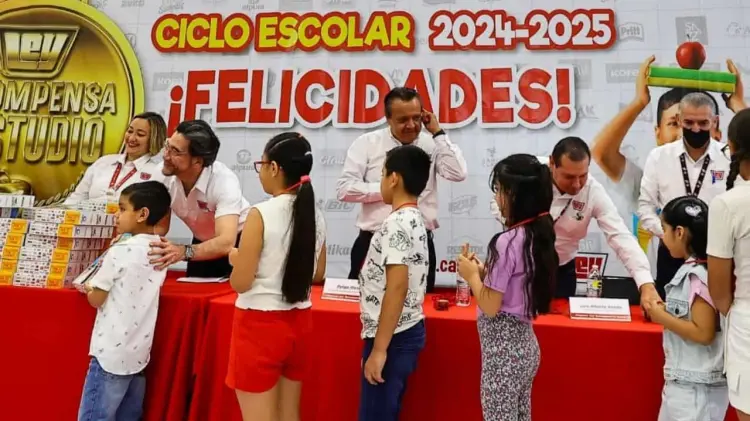 Estudiantes reciben paquetes escolares en sucursal Vado del Río. (Foto: Cristian Ruiz / EXPRESO)
