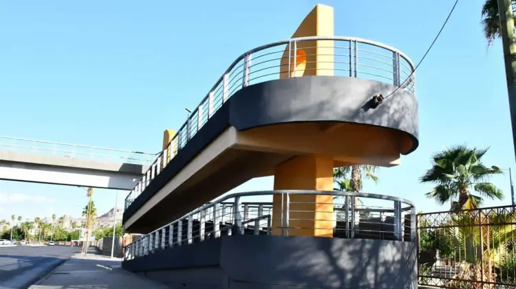 Los estudiantes de la Unison afirman que el puente no resuelve el problema de movilidad. (Cortesía)