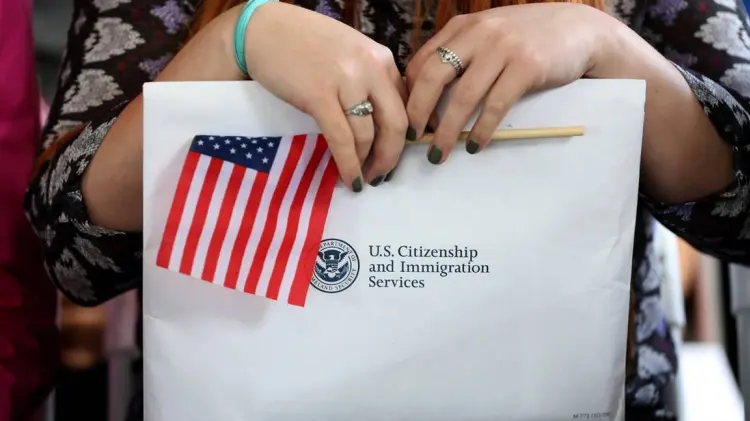 USCIS endurece examen y biométricos para ciudadanía en EU.