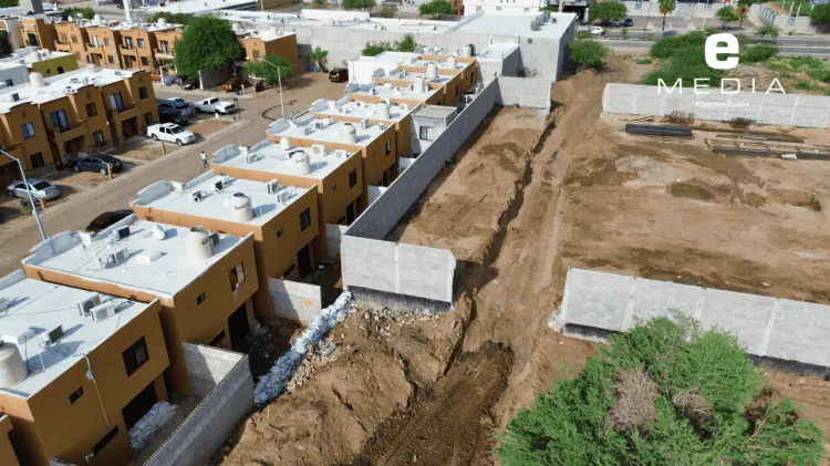 La construcción detrás del fraccionamiento fue clausurado para recuperar el cauce. (J. Ballesteros)