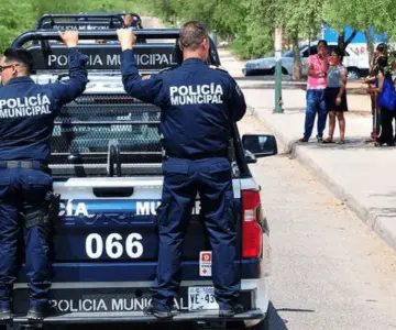 Hombre es arrestado por robar cigarros, chocolates, chicles y café