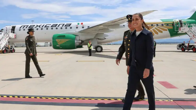 Presidenta Claudia Sheinbaum al recibir primer avión. (Foto: Especial / EXPRESO)