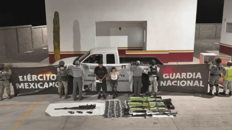 La Guardia Nacional detuvo a dos personas que transportaban el armamento. (Foto: Especial)