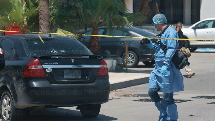 El vehículo recibió al menos tres impactos de bala. (Foto: Jesús Ballesteros / EXPRESO)
