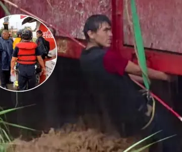 Rescatan a joven atrapado en arroyo en Nogales; falta otro más