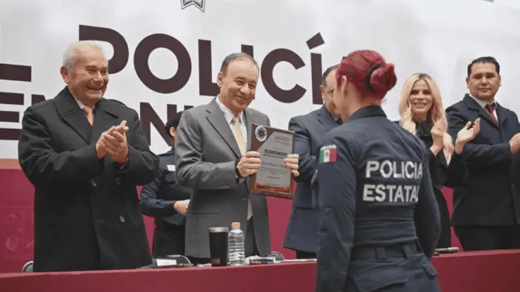 Alfonso Durazo destacó la presencia de mujeres en la fuerza policial estatal. (Foto: Especial)