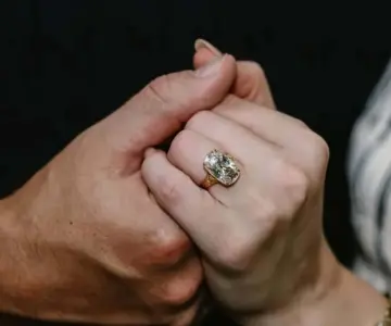 Taylor Swift presume anillo de compromiso valuado en 500 mil dólares