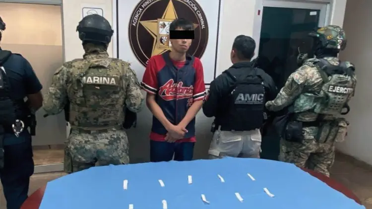 El presunto narcomenudista en un operativo. (Foto: Especial / EXPRESO)