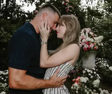 Taylor Swift y Travis Kelce anuncian su compromiso con emotiva publicación