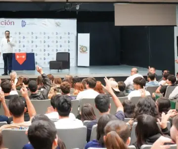 Heriberto Aguilar se reúne con estudiantes del ITH