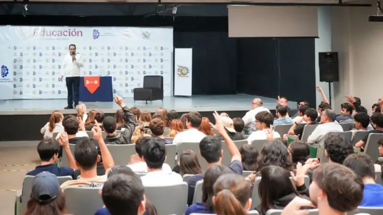 Heriberto Aguilar con estudiantes del ITH. (Foto: Cortesía / EXPRESO)