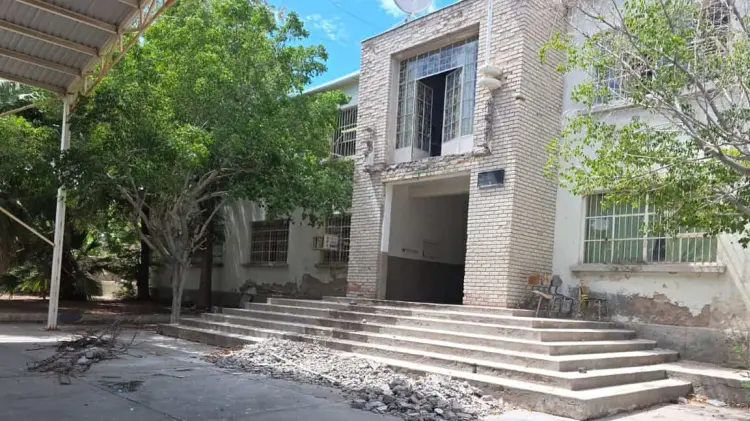 Padres rechazan reubicación de alumnos de Loreto Encinas. (Foto: Especial / EXPRESO)