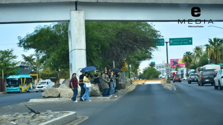 Cientos de estudiantes arriesgan su vida a diario cruzando por debajo del puente. (Archivo/EXPRESO)
