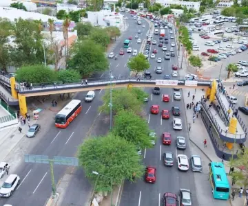 Protestan estudiantes por puente peatonal frente a la Unison