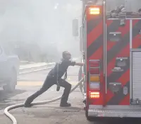 Incendio en llantera de la colonia Olivares provoca desalojo de escuela