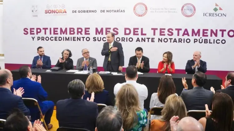 Alfonso Durazo en firma del convenio con el presidente del Colegio de Notarios. (Gobierno de Sonora)