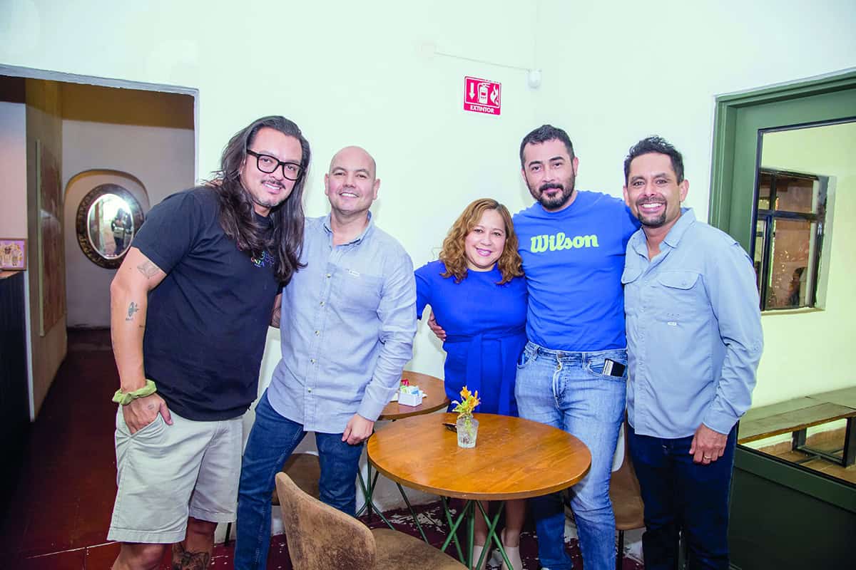 Desayunan los cercanos