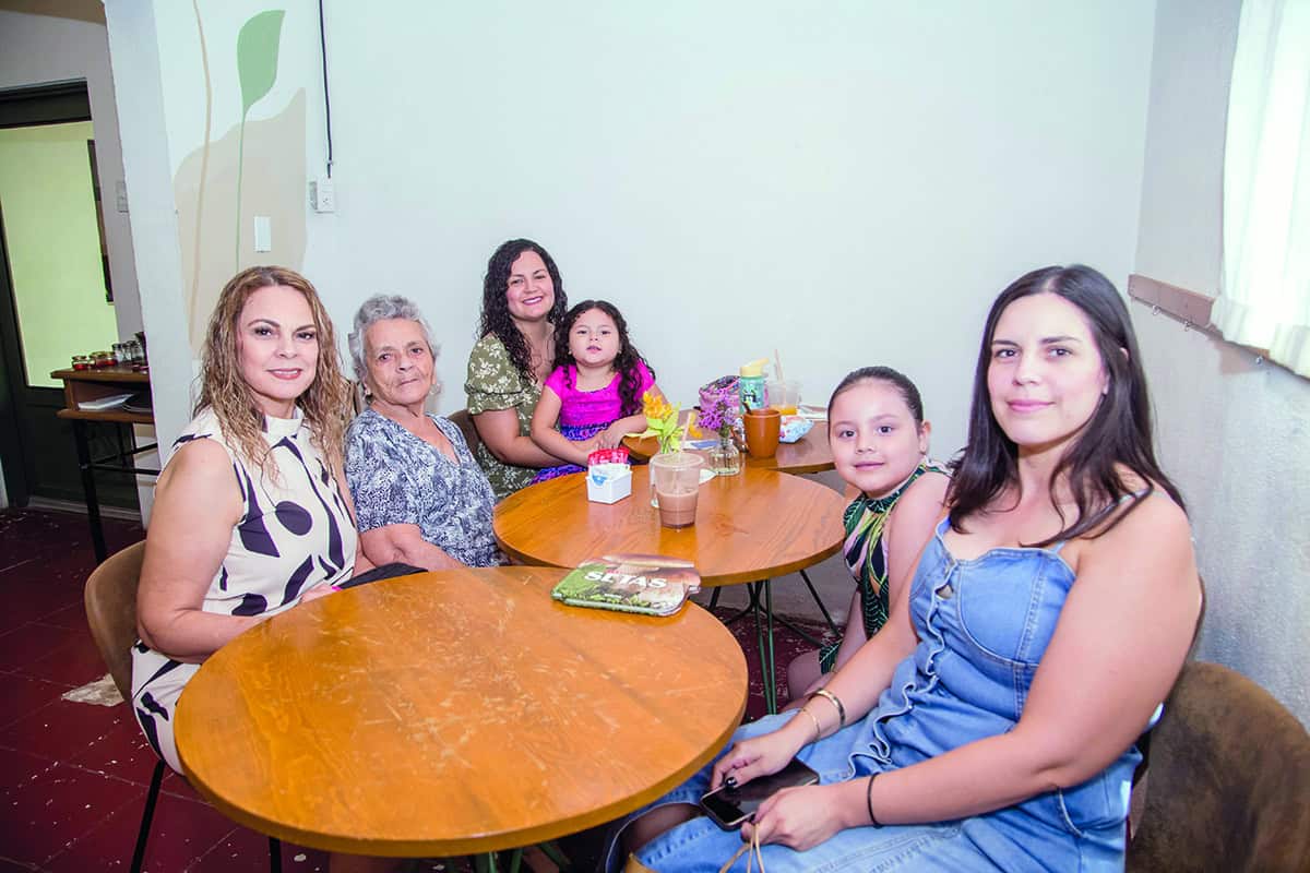 Desayunan los cercanos