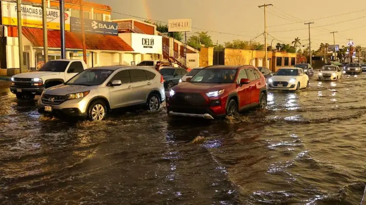 Varias vialidades de la ciudad se vieron inundadas con la lluvia. (Foto: Cristian Ruiz/EXPRESO)
