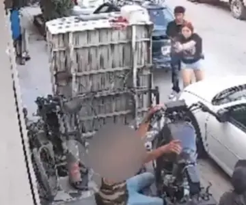 Nuevo León: Joven pistolera mata a mecánico y cómplice lo graba