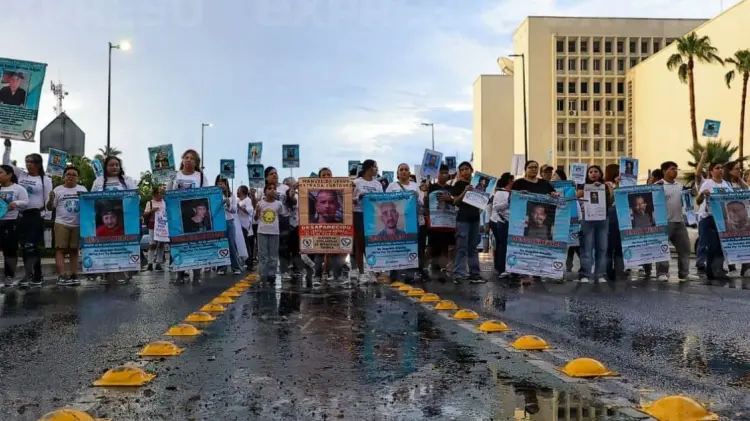 Los colectivos partieron desde la Plaza Emiliana de Zubeldía por la calle Rosales. (Cristian Ruiz)
