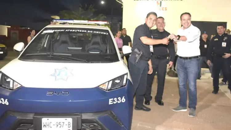 Astiazarán entregó la obra a oficiales de la Policía y vecinos. (Foto: Especial / EXPRESO)