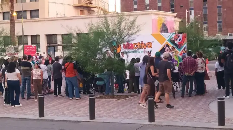 Hermosillenses en Plaza Alonso Vidal. (Foto: Armando Aguilar / EXPRESO)