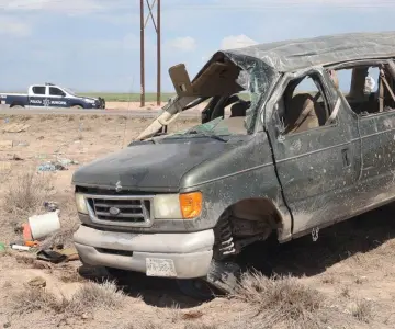 Vuelca camioneta con jornaleros en la Costa de Hermosillo; hay un muerto