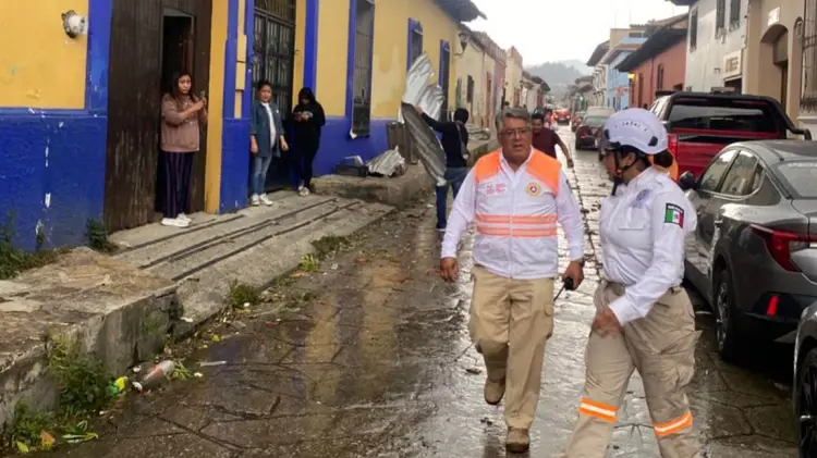Tornado en San Cristóbal de las Casas deja daños en casas, comercios y autos.