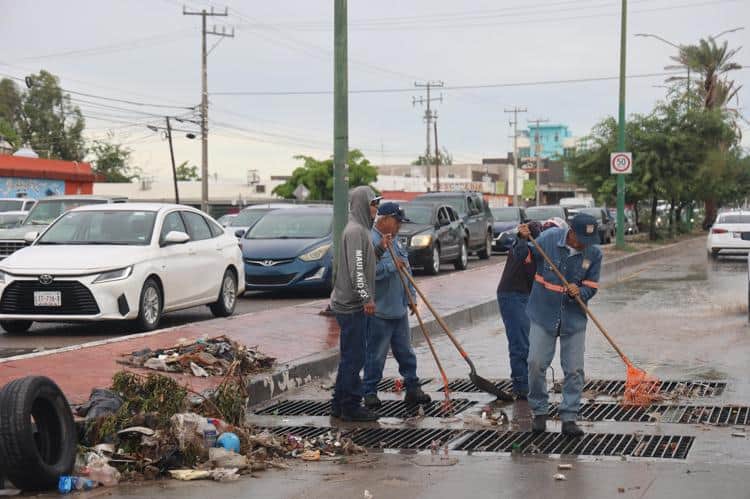 Lluvias en Hermosillo arrastran autos al canal del bulevar Progreso