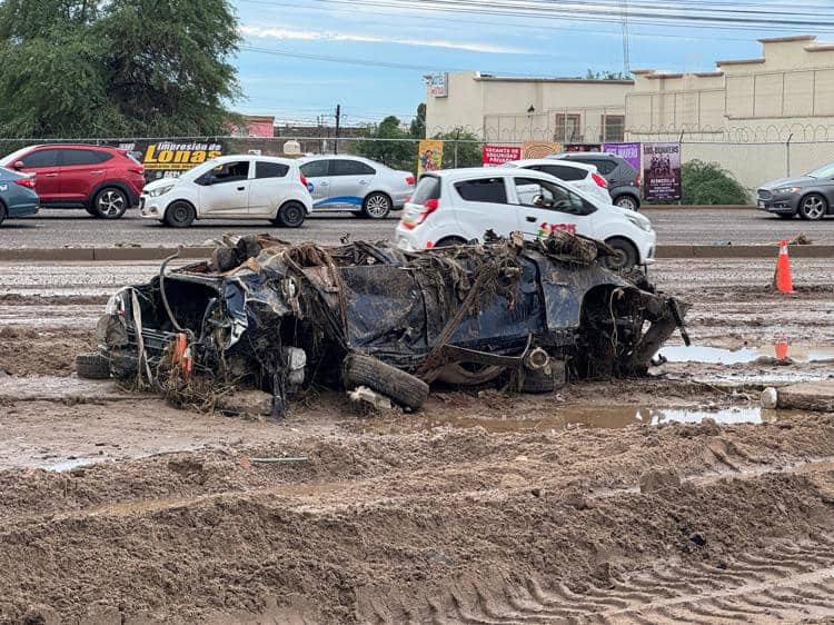 Lluvias en Hermosillo arrastran autos al canal del bulevar Progreso