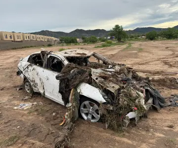 Lluvias en Hermosillo arrastran autos al canal del bulevar Progreso