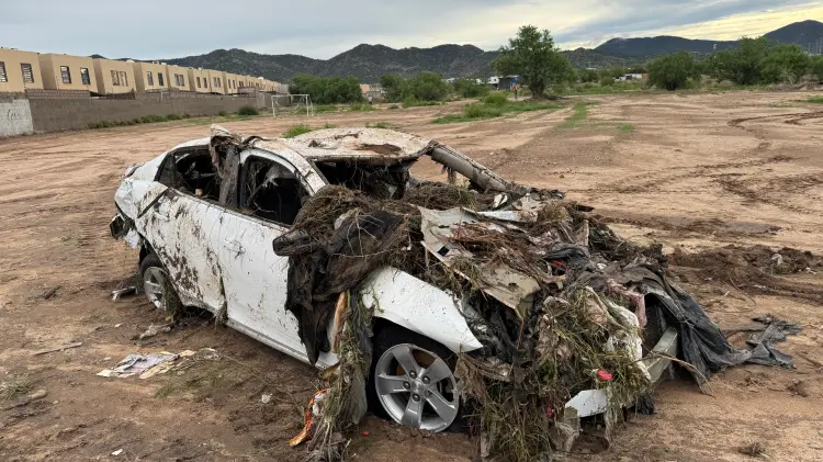 Lluvias en Hermosillo arrastran autos al canal del bulevar Progreso