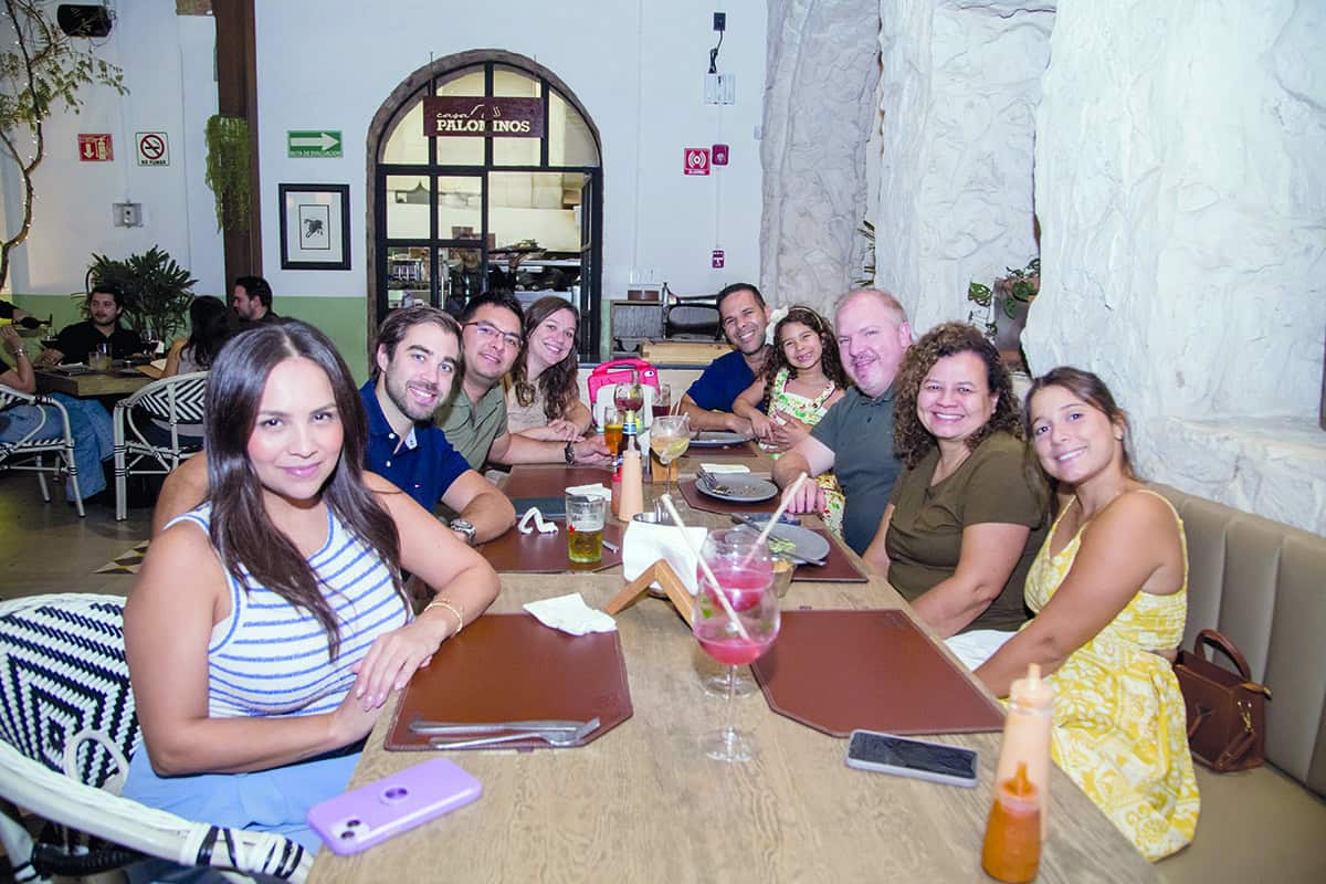 Conviven con alegría sincera
