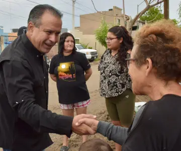 Alcalde atiende a familias afectadas por lluvias en La Caridad