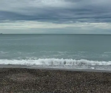 Mantienen bandera amarilla en puerto de Guaymas por oleaje y viento fuerte