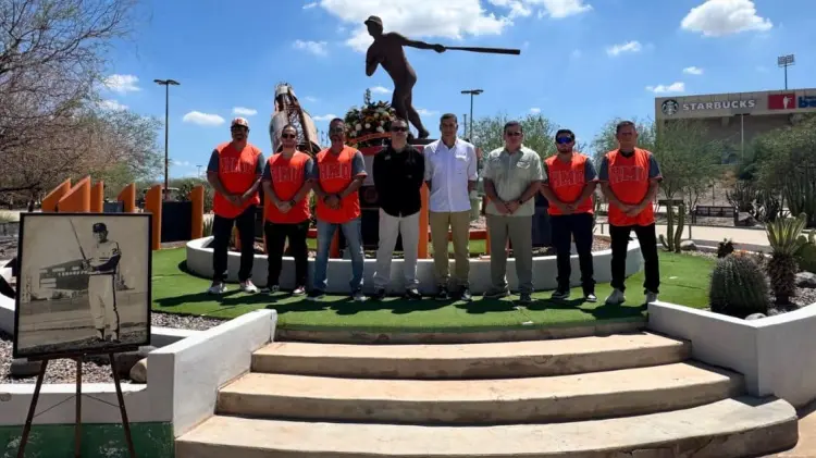 El homenaje se realizó a las afueras del estadio Fernando Valenzuela. (Jesús Ballesteros/EXPRESO)