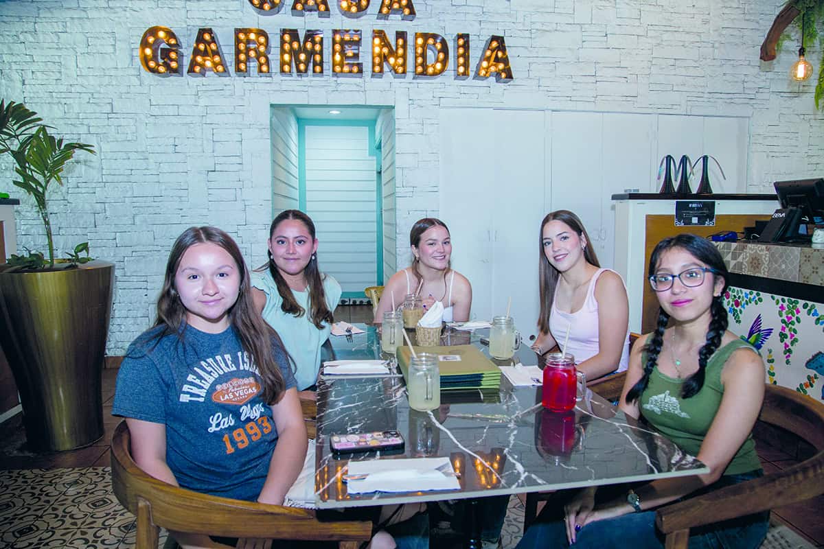 Conviven en ambiente acogedor en Casa Garmendia