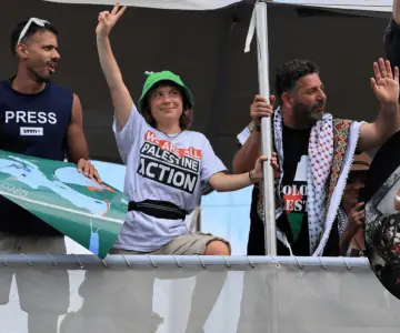 Atacan con dron barco humanitario con Greta Thunberg rumbo a Gaza