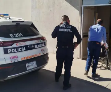 Policías municipales auxilian a adultos mayores, mujer embarazada y menor